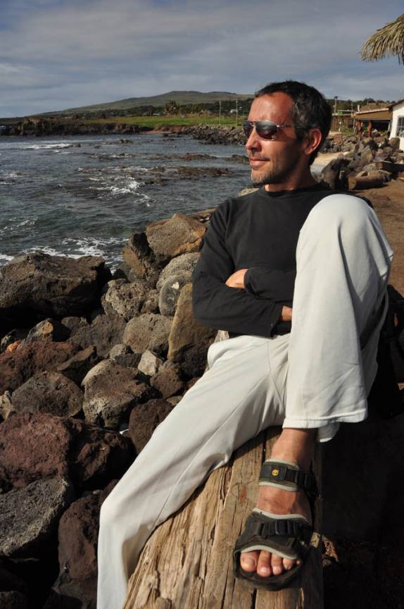 Admirando o pôr-do-sol na Ilha de Páscoa, ilha chilena no meio do Oceano Pacífico